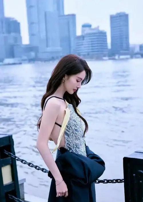 金晨最新写真大片释出大露背蓝色亮片长裙性感妩媚身材火辣