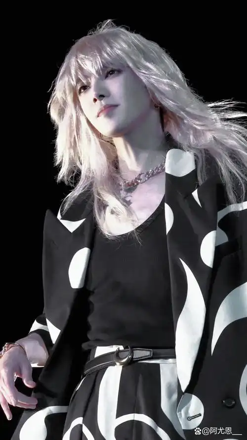 看到这组照片再次get到华晨宇的帅气,又有成熟男人的魅力,又不失清爽