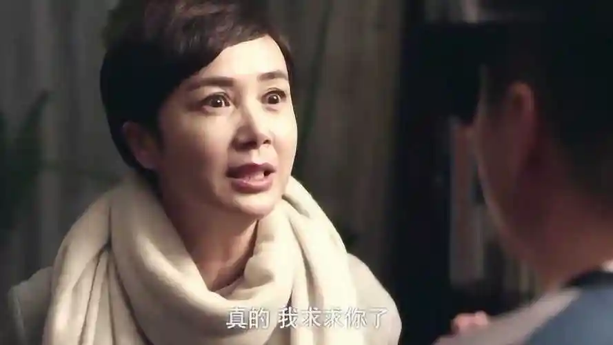 守婚如玉爸爸教训儿子竟让儿子把玩具砸了儿子大哭照做