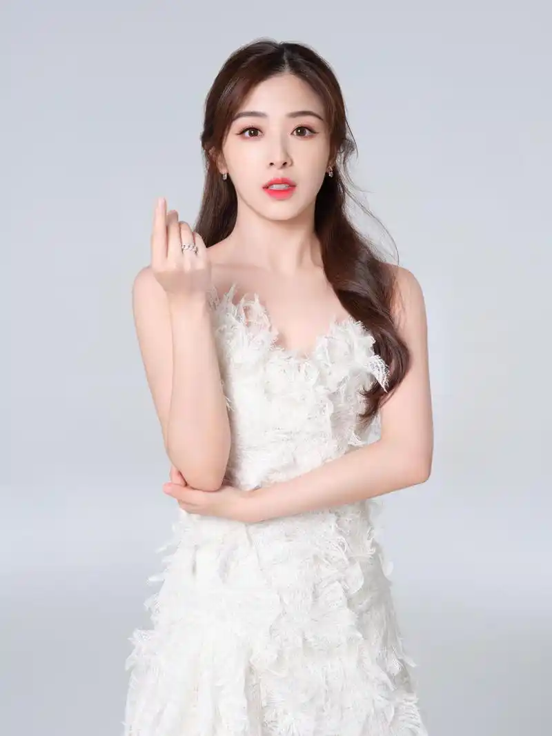 张含韵写真美图:美丽大方,楚楚动人