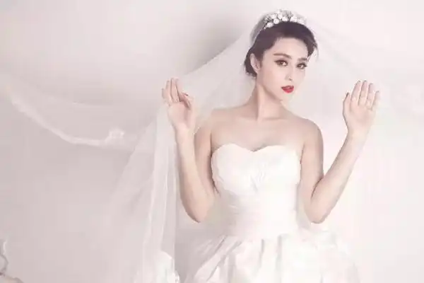 近日,范冰冰微博再次发声,晒出与李晨甜蜜背影.