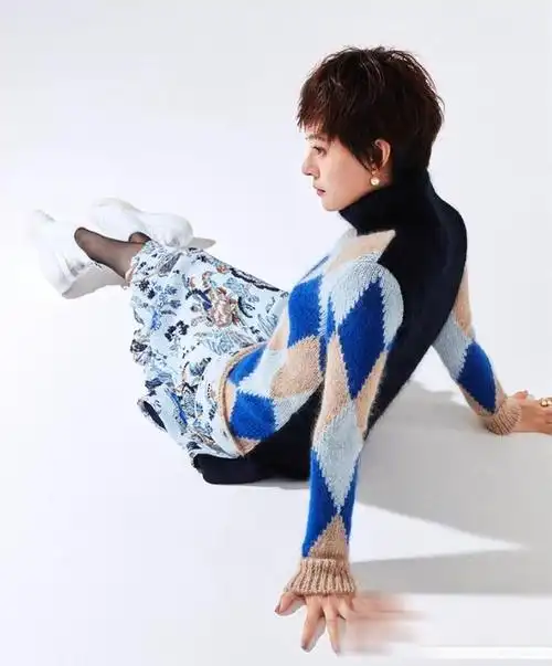 孙俪换新发型年轻10岁,穿花朵裙配刘海短发,甜美又美丽