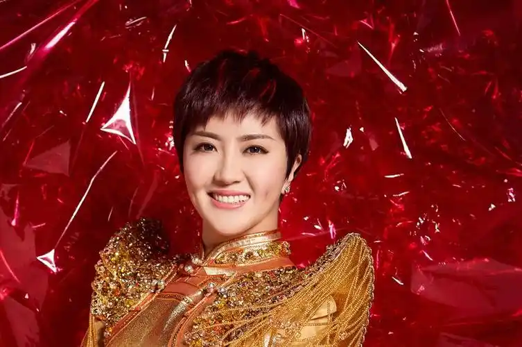 近日,著名蒙古族女歌手,新派女中音格格随中央电视