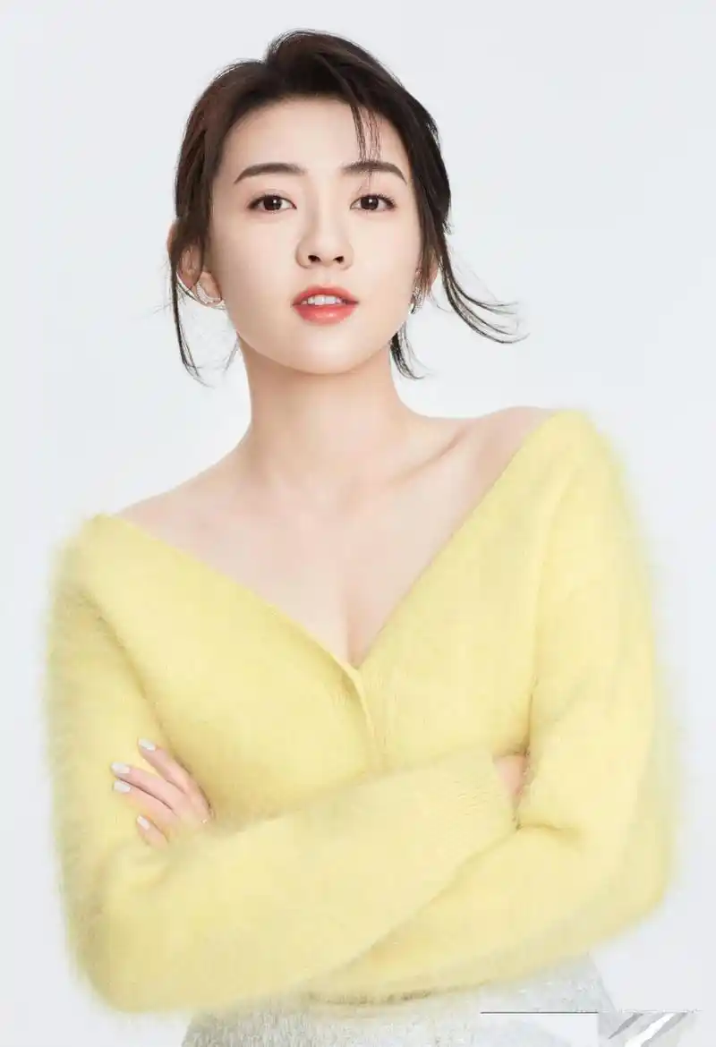 梁洁甜美可爱的精致美女