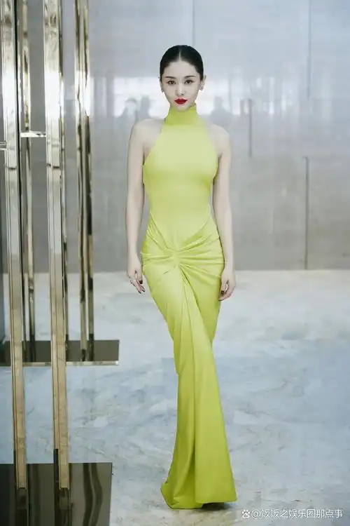 王子文 黄色露背裙,身姿曼妙,曲线迷人!