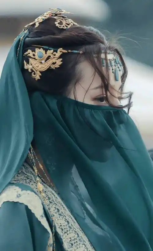 9位蓝色面纱美人!白鹿&赵露思谁更媚?