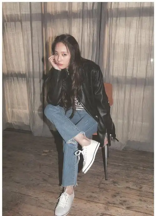 冰山美人郑秀晶穿短裙女神范,一条紧身牛仔裤却暴露了真实身材!_造型