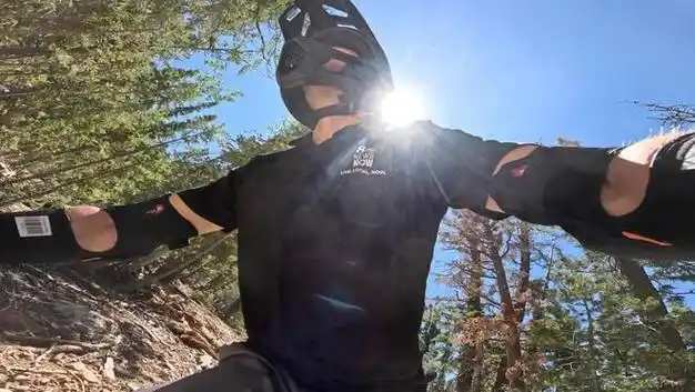 150多名骑行者加入了李峡谷的山地自行车公园