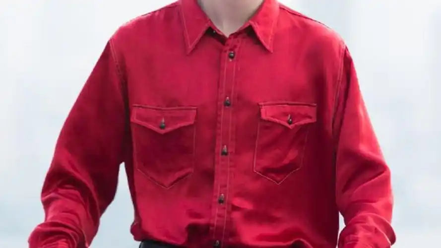 王俊凯代言oppo时穿的红色衬衫什么牌子?求告知