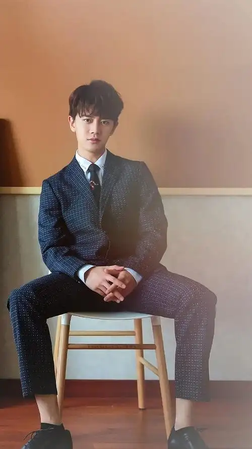 今天也是为国超艺名任嘉伦现代装正名的一天jms欢迎评论带嘉伦的西装