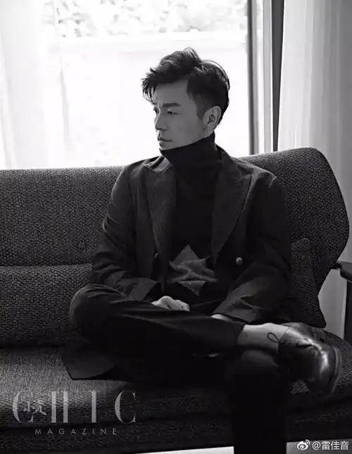 雷佳音后来在发了组写真侧脸脑袋往后仰一仰,火华社长终于看起来头小