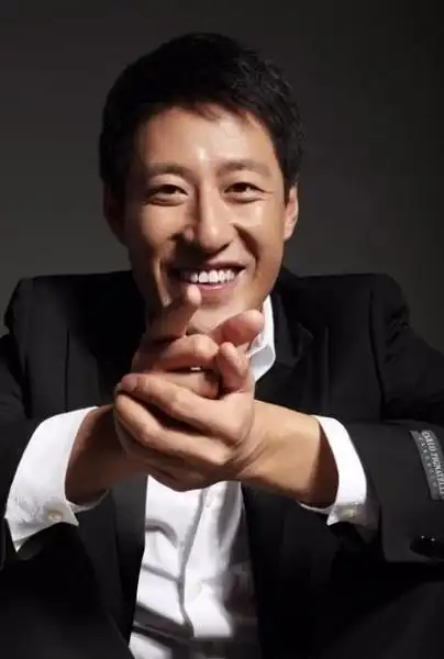 他曾一度当过酒吧的服务员,推销过洋酒,当过酒店前台经理,还卖过车.