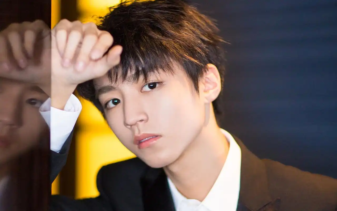 王俊凯黑西装帅气写真图片桌面壁纸