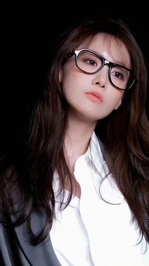 林允##林允儿#林允儿的烟熏妆造型,近期的物料中展现出了她独特的