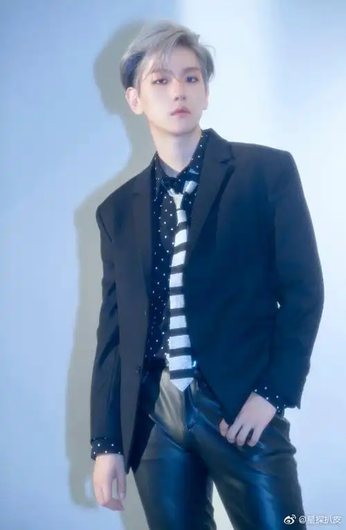 伯贤正脸训练照#伯贤寸头照帅气满满的,除了帅气,寸头又不失可爱