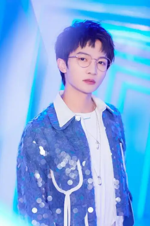 周深太适合这副眼镜了吧