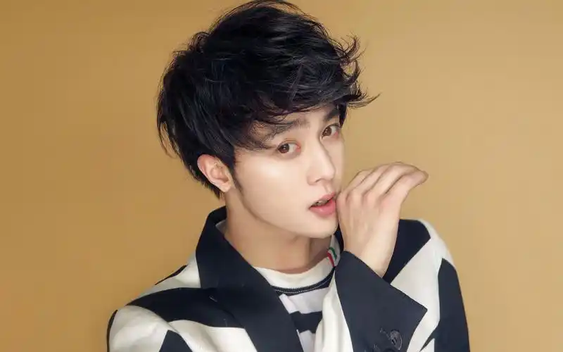 她克服了对小鲜肉的上瘾症,妥妥回归幸福和创造美好