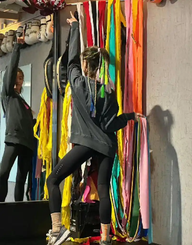 万茜晒健身房摆拍,配文:健身房不摆拍一下等于没来过 .