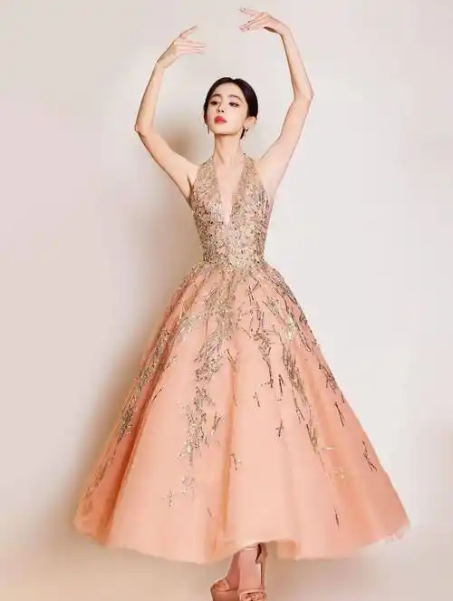 古力娜扎惊艳微博视觉大会,身穿黑色透视裙尽显自信魅力_连衣裙_时尚