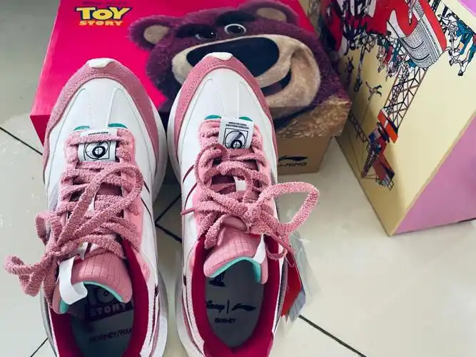 李宁迪士尼联名草莓鞋