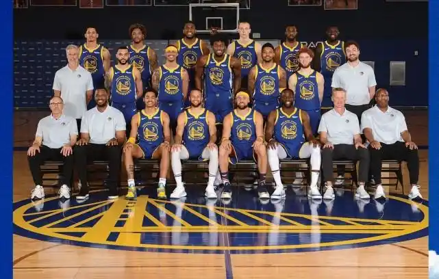 勇士官方晒全队合影库里克莱c位领衔汤神搞怪榜眼拄拐太抢镜