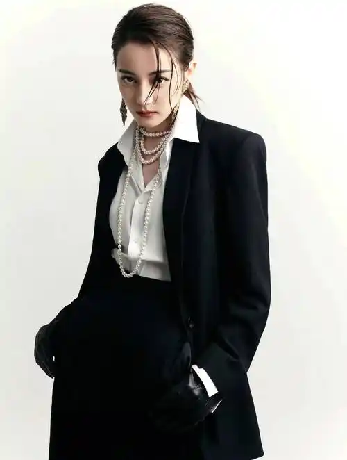 迪丽热巴生日大片,经典黑色西装加白衬衫又美又飒,御姐范十足_未来的