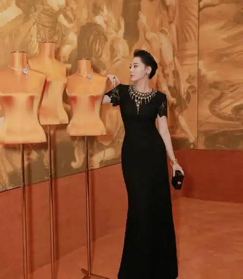 许晴身材比例真好,一身蕾丝黑裙尽显凹凸曲线,52岁跟同龄人不一样
