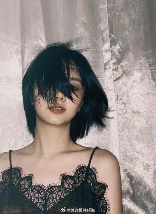 谭松韵穿蕾丝边吊带裙小秀性感短发造型清爽俏皮少女感