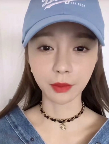 沈梦辰素颜直播被吐槽太黑四字回应被赞人美性格好