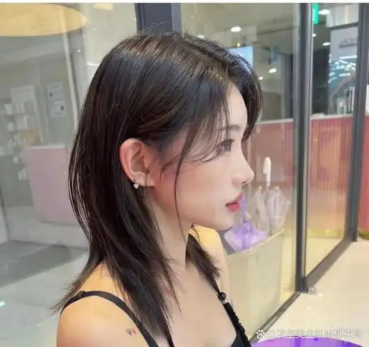 层次感发型的小尾巴头,发尾留长一点并剪碎,看上去就像尾巴一样,比