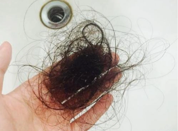 地上头发难清理一个塑料袋就搞定不要傻傻用扫把扫啦