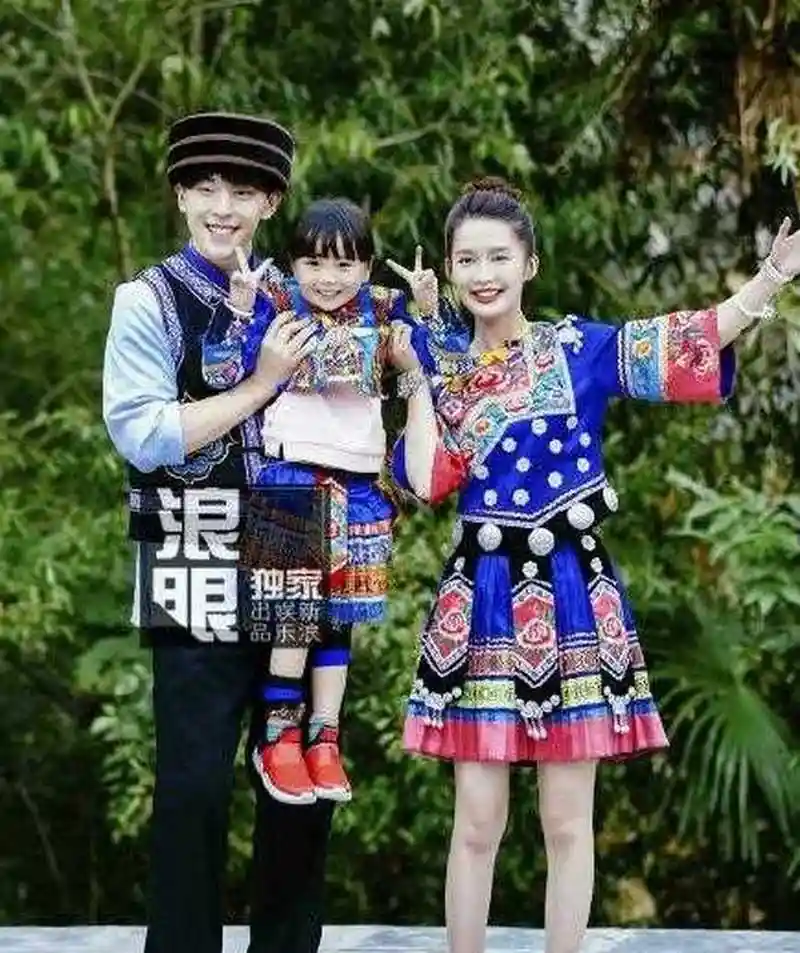 李沁"实习妈妈"来了,和邓伦一起当小山竹的实习爸妈,小山竹这么喜欢