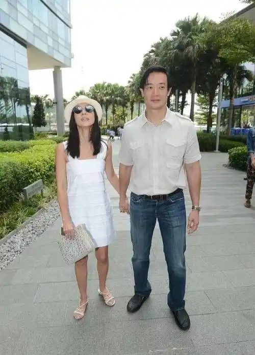 杨采妮夫妇合体,老公不帅但身材壮硕,她穿白裙扮美却瘦出年龄感_个人