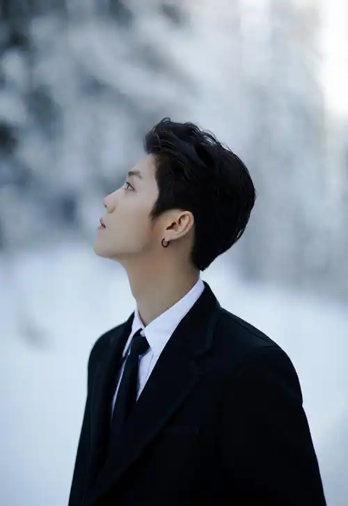 鹿晗帅气十足户外写真图片