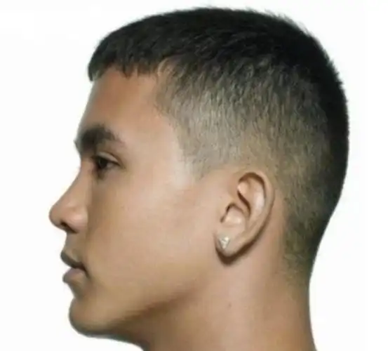 酷感平头碎发发型修剪得很短的一款的平头碎发发型,发型非常的好打理