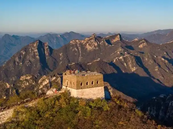 北京,航拍秋日的箭扣长城和正北楼日出秋景风光