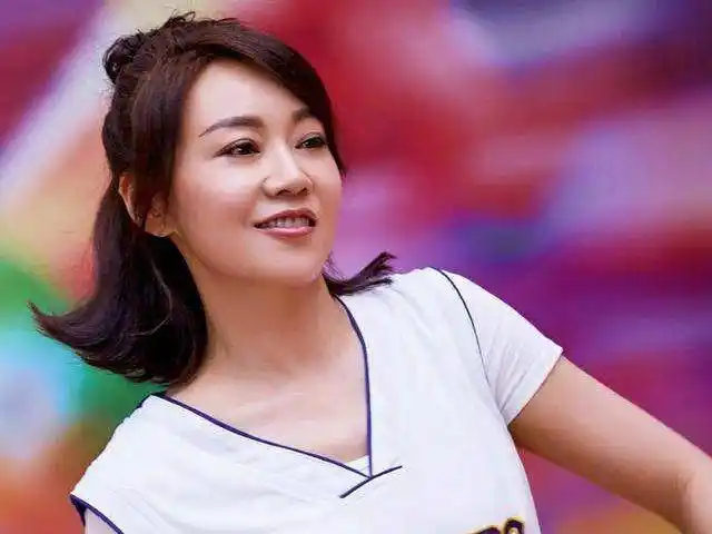 承认打针的闫妮卸妆如毁容,整容后遗症明显,又土又胖变回原样