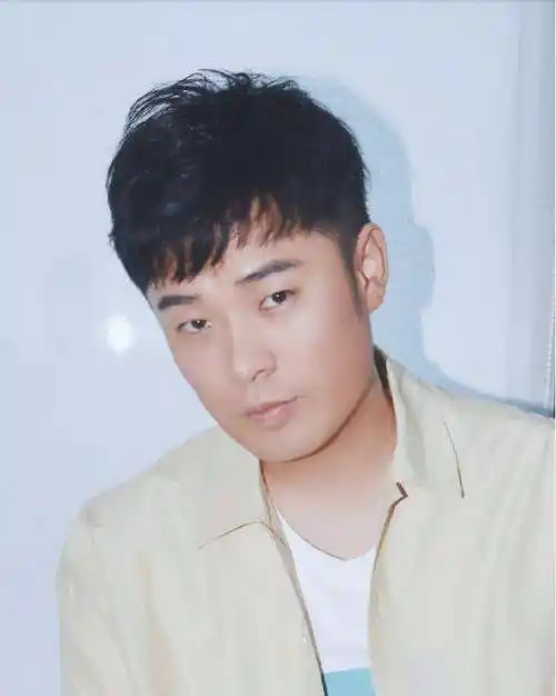 陈赫自认上学时是"校草",本以为开玩笑,看到18岁旧照瞬间心动_网友