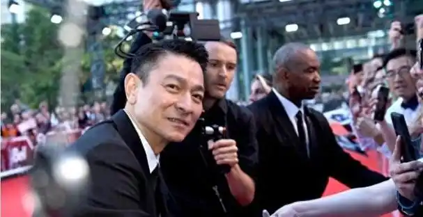 刘德华与周润发:从影响力到公益贡献当提到华语影坛的两位天王,刘德华