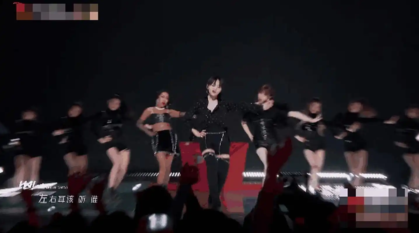 辣评浪姐4#吉克隽逸欧美范儿十足,周笔畅负责帅的部分,两人的眼神是