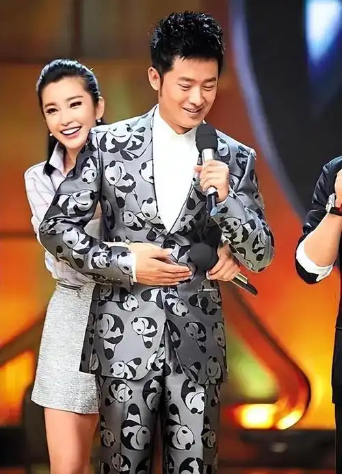 李冰冰带父母到新疆自驾游,51岁仍是单身,70岁母亲已白发苍苍