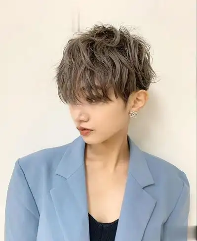 时尚纹理烫短发女