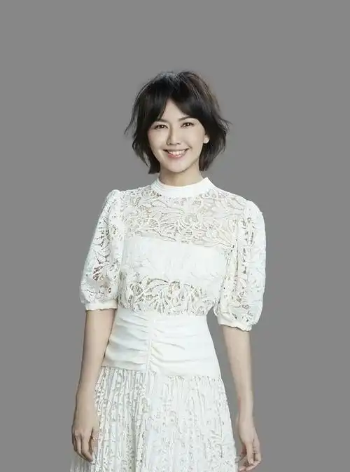 孙燕姿越活越年轻穿民族风印花裙优雅高级真是少女感十足