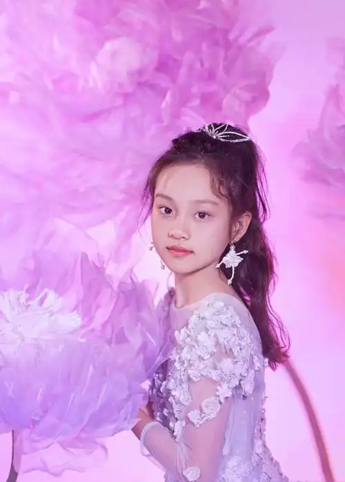 10岁甜馨长开,穿公主裙戴30cm耳环造型美翻,庆生涂红唇形象大变