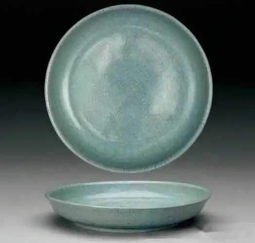 赶紧看看:唯一,一件完整天蓝釉的北宋汝窑天蓝釉刻花鹅颈瓶_汝瓷_清凉