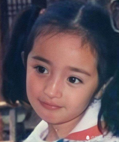 疑似女儿小糯米正面照曝光,和杨幂小时候几乎一模一样,就是粘贴复制!