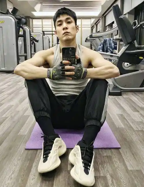 当男明星开始秀肌肉:白敬亭洗澡曝光,杨洋王一博半裸出镜!