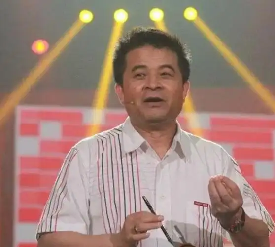 退休后的生活对于曾经的"央视一哥"毕福剑来说,并不是一个轻松的过程.