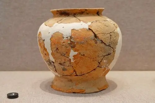 "玉"见良渚 从陶器的使用上来看,良渚遗址出土的陶器以黑皮陶,夹砂灰