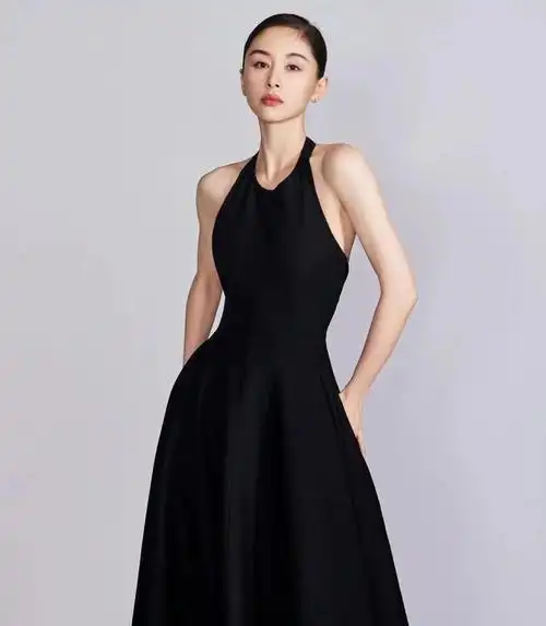 王子文亮相平遥国际电影展穿小黑裙登台领奖优雅又显气质